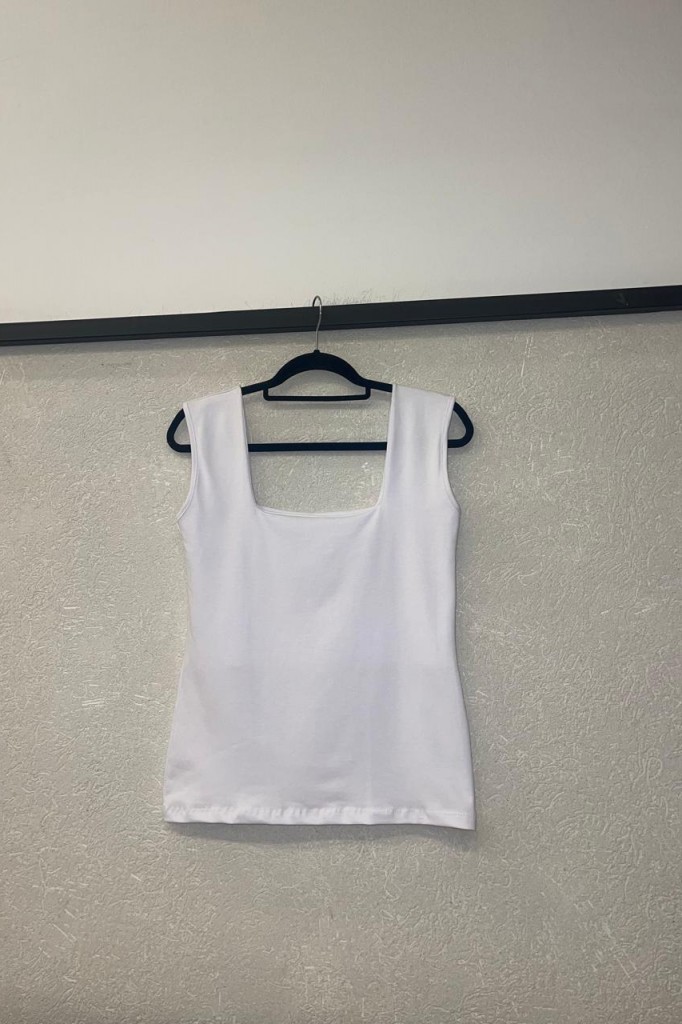 MUSCULOSA ESCOTE CUADRADO